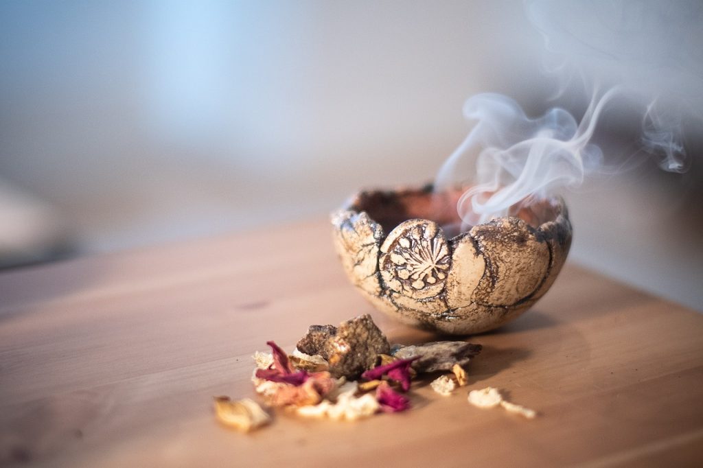 Rituel doula, harmonisation géobiologie, palo santo, sauge